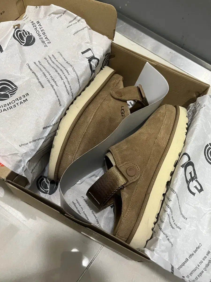 UGG 어그 골든스타 글로그 w 230 (1회착용)